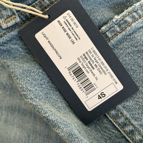 Universal Thread
Women's High Waisted Wide Leg High-Rise Jeans, Light wash short - Picture 7 of 8